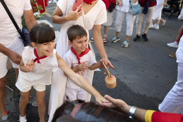Fotos de la salida de la Comparsa de Gigantes y Cabezudos este 11 de julio de San Fermín 2026
