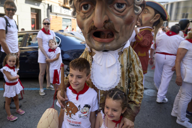 Fotos de la salida de la Comparsa de Gigantes y Cabezudos este 11 de julio de San Fermín 2026
