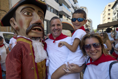 Fotos de la salida de la Comparsa de Gigantes y Cabezudos este 11 de julio de San Fermín 2026