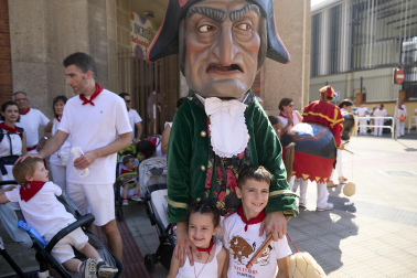 Fotos de la salida de la Comparsa de Gigantes y Cabezudos este 11 de julio de San Fermín 2026