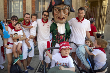 Fotos de la salida de la Comparsa de Gigantes y Cabezudos este 11 de julio de San Fermín 2026