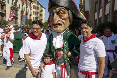 Fotos de la salida de la Comparsa de Gigantes y Cabezudos este 11 de julio de San Fermín 2026