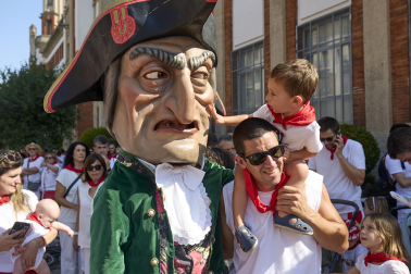 Fotos de la salida de la Comparsa de Gigantes y Cabezudos este 11 de julio de San Fermín 2026