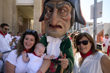 Fotos de la salida de la Comparsa de Gigantes y Cabezudos este 11 de julio de San Fermín 2026
