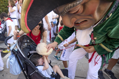 Fotos de la salida de la Comparsa de Gigantes y Cabezudos este 11 de julio de San Fermín 2026