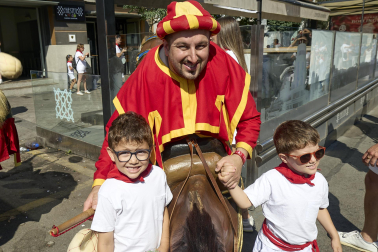 Fotos de la salida de la Comparsa de Gigantes y Cabezudos este 11 de julio de San Fermín 2026