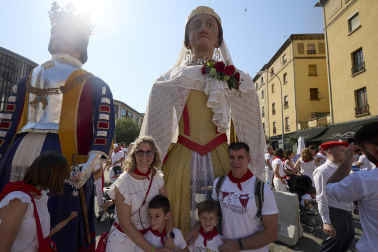 Fotos de la salida de la Comparsa de Gigantes y Cabezudos este 11 de julio de San Fermín 2026