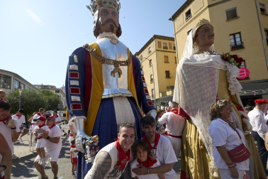 Fotos de la salida de la Comparsa de Gigantes y Cabezudos este 11 de julio de San Fermín 2026