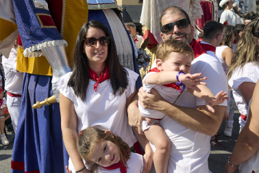 Fotos de la salida de la Comparsa de Gigantes y Cabezudos este 11 de julio de San Fermín 2026