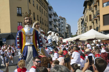 Fotos de la salida de la Comparsa de Gigantes y Cabezudos este 11 de julio de San Fermín 2026