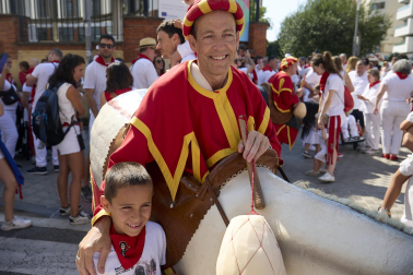 Fotos de la salida de la Comparsa de Gigantes y Cabezudos este 11 de julio de San Fermín 2026