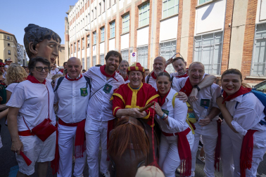Fotos de la salida de la Comparsa de Gigantes y Cabezudos este 11 de julio de San Fermín 2026