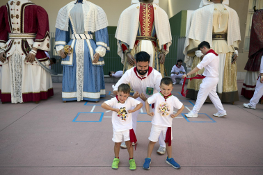 Fotos de la salida de la Comparsa de Gigantes y Cabezudos este 11 de julio de San Fermín 2026