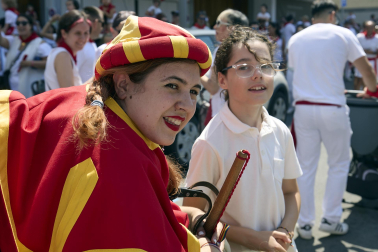Fotos de la salida de la Comparsa de Gigantes y Cabezudos este 11 de julio de San Fermín 2026