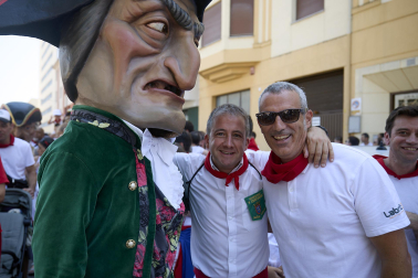 Fotos de la salida de la Comparsa de Gigantes y Cabezudos este 11 de julio de San Fermín 2026