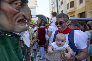 Fotos de la salida de la Comparsa de Gigantes y Cabezudos este 11 de julio de San Fermín 2026