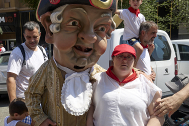 Fotos de la salida de la Comparsa de Gigantes y Cabezudos este 11 de julio de San Fermín 2026