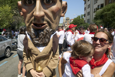 Fotos de la salida de la Comparsa de Gigantes y Cabezudos este 11 de julio de San Fermín 2026
