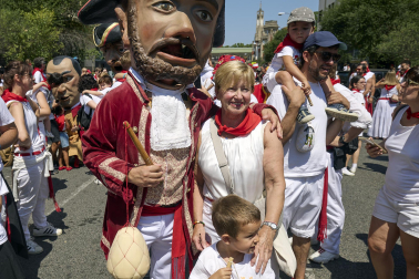 Fotos de la salida de la Comparsa de Gigantes y Cabezudos este 11 de julio de San Fermín 2026