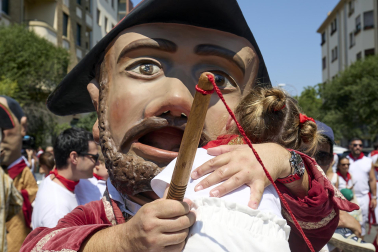 Fotos de la salida de la Comparsa de Gigantes y Cabezudos este 11 de julio de San Fermín 2026