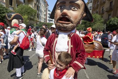 Fotos de la salida de la Comparsa de Gigantes y Cabezudos este 11 de julio de San Fermín 2026