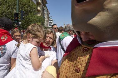 Fotos de la salida de la Comparsa de Gigantes y Cabezudos este 11 de julio de San Fermín 2026
