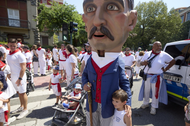 Fotos de la salida de la Comparsa de Gigantes y Cabezudos este 11 de julio de San Fermín 2026