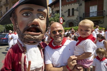 Fotos de la salida de la Comparsa de Gigantes y Cabezudos este 11 de julio de San Fermín 2026