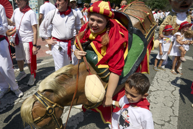 Fotos de la salida de la Comparsa de Gigantes y Cabezudos este 11 de julio de San Fermín 2026