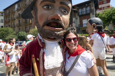 Fotos de la salida de la Comparsa de Gigantes y Cabezudos este 11 de julio de San Fermín 2026