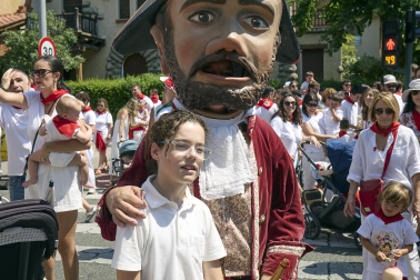 Fotos de la salida de la Comparsa de Gigantes y Cabezudos este 11 de julio de San Fermín 2026