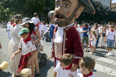 Fotos de la salida de la Comparsa de Gigantes y Cabezudos este 11 de julio de San Fermín 2026