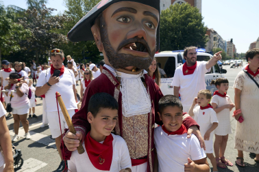 Fotos de la salida de la Comparsa de Gigantes y Cabezudos este 11 de julio de San Fermín 2026