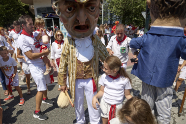 Fotos de la salida de la Comparsa de Gigantes y Cabezudos este 11 de julio de San Fermín 2026