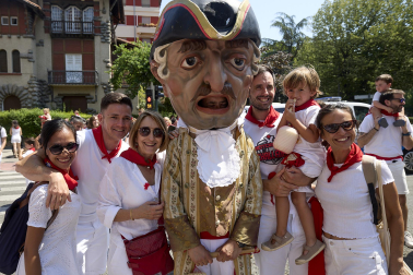 Fotos de la salida de la Comparsa de Gigantes y Cabezudos este 11 de julio de San Fermín 2026