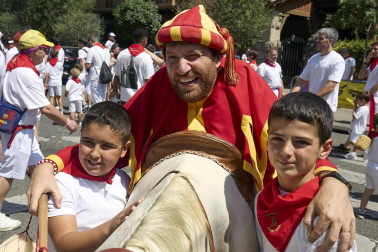 Fotos de la salida de la Comparsa de Gigantes y Cabezudos este 11 de julio de San Fermín 2026