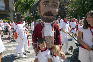 Fotos de la salida de la Comparsa de Gigantes y Cabezudos este 11 de julio de San Fermín 2026