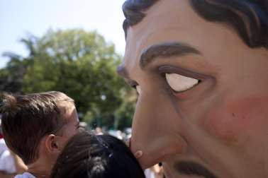 Fotos de la salida de la Comparsa de Gigantes y Cabezudos este 11 de julio de San Fermín 2026