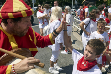 Fotos de la salida de la Comparsa de Gigantes y Cabezudos este 11 de julio de San Fermín 2026
