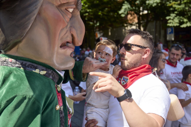 Fotos de la salida de la Comparsa de Gigantes y Cabezudos este 11 de julio de San Fermín 2026