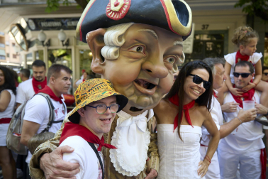 Fotos de la salida de la Comparsa de Gigantes y Cabezudos este 11 de julio de San Fermín 2026