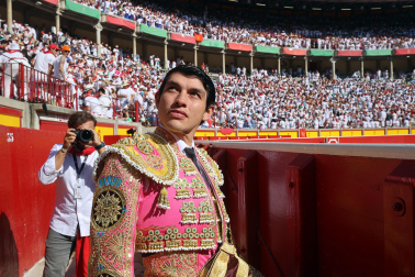 Los diestros Antonio Ferrera, Juan de Castilla e Isaac Fonseca ante los astados de José Escolar Gil en la quinta corrida de la Feria del Toro 2026