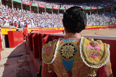 Los diestros Antonio Ferrera, Juan de Castilla e Isaac Fonseca ante los astados de José Escolar Gil en la quinta corrida de la Feria del Toro 2026