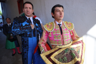 Los diestros Antonio Ferrera, Juan de Castilla e Isaac Fonseca ante los astados de José Escolar Gil en la quinta corrida de la Feria del Toro 2026
