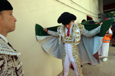 Los diestros Antonio Ferrera, Juan de Castilla e Isaac Fonseca ante los astados de José Escolar Gil en la quinta corrida de la Feria del Toro 2026