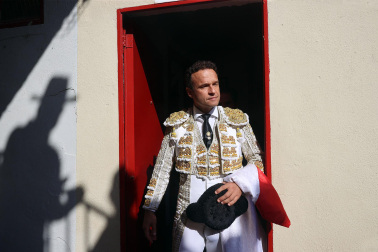 Los diestros Antonio Ferrera, Juan de Castilla e Isaac Fonseca ante los astados de José Escolar Gil en la quinta corrida de la Feria del Toro 2026