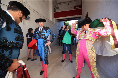 Los diestros Antonio Ferrera, Juan de Castilla e Isaac Fonseca ante los astados de José Escolar Gil en la quinta corrida de la Feria del Toro 2026