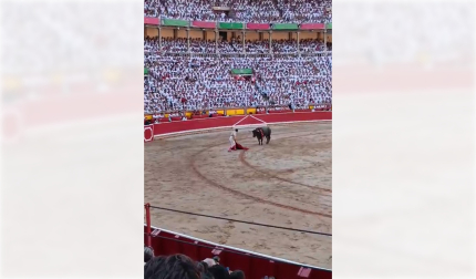 El colombiano entra a matar a su primer toro de la tarde