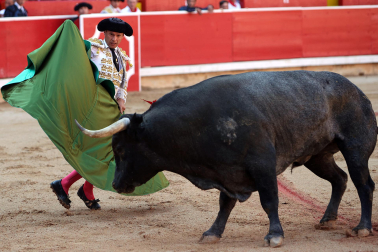 Los diestros Antonio Ferrera, Juan de Castilla e Isaac Fonseca ante los astados de José Escolar Gil en la quinta corrida de la Feria del Toro 2026