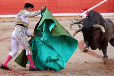 Los diestros Antonio Ferrera, Juan de Castilla e Isaac Fonseca ante los astados de José Escolar Gil en la quinta corrida de la Feria del Toro 2026